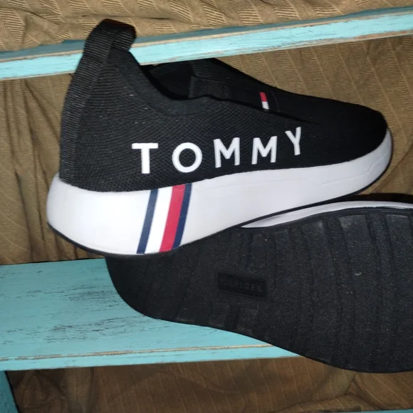 WOMEN'S TOMMY HILFIGER ARIZEL SNEAKERS - Picture 2 of 4
